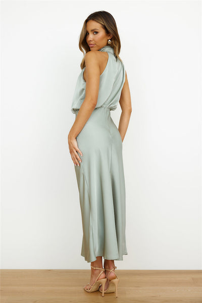 Émma – satin halter elegance