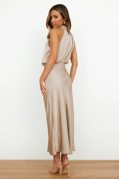 Émma – satin halter elegance