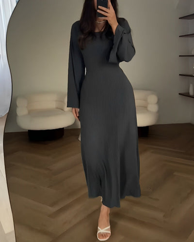 Isabelle – knitted maxi dress with slit and long sleeves